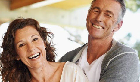 Pareja sonriendo, y felices abrazándose