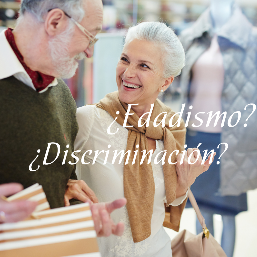 Un hombre y una mujer sonriendo y yendo de compras